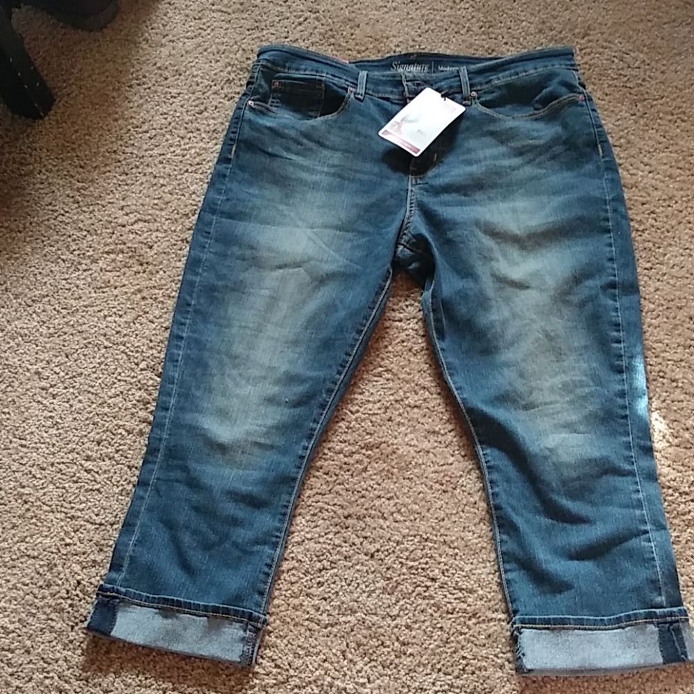 Faded LEVI Capris